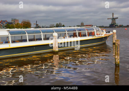 Sightseeing Bootsfahrt auf dem Fluss Zaan festgemacht, Zaanse Schans, einem Dorf in der Nähe von zaandijk in der Gemeinde Zaanstad, Nord Holland, Niederlande. Stockfoto