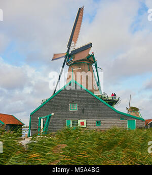 De Kat, eine Farbe, die Kraft des Windes nutzt eine Vielzahl der natürlichen Farbstoffen und Pigmenten zu schleifen, Zaanse Schans, Nord Holland, Niederlande Stockfoto