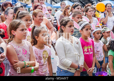 Miami Florida, Hialeah, Milander Park, Easter Egg stravaganza, Messe, Gemeinschaftsveranstaltung, Hispanic Latino ethnische Einwanderer Minderheit, Menschenmenge, Taucher Stockfoto