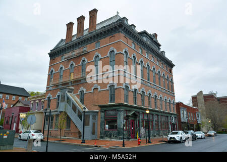 Cohoes, New York, USA - 25. April 2017. Street View in Cohoes, NY, mit historischen Gebäude Cohoes Music Hall, gewerbliche Immobilien und Autos. Stockfoto