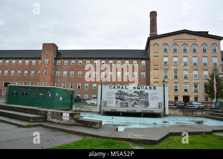 Cohoes, New York, USA - 25. April 2017. Blick auf den Kanal Platz in Cohoes, NY, mit historischen Gebäuden, Cohoes Music Hall of Fame und Autos. Stockfoto