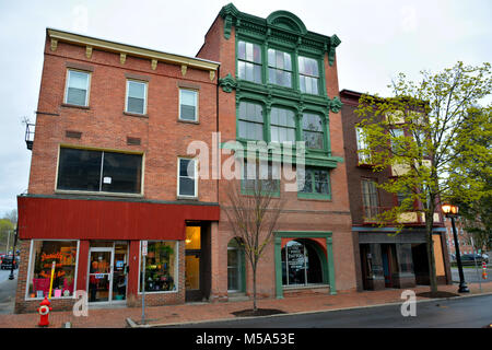 Cohoes, New York, USA - 25. April 2017. Street View in Cohoes, NY, mit historischen Gebäuden und Gewerbe. Stockfoto