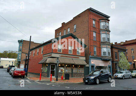 Cohoes, New York, USA - 25. April 2017. Street View in Cohoes, NY, mit historischen Gebäuden, gewerbliche Immobilien, Autos und Menschen. Stockfoto