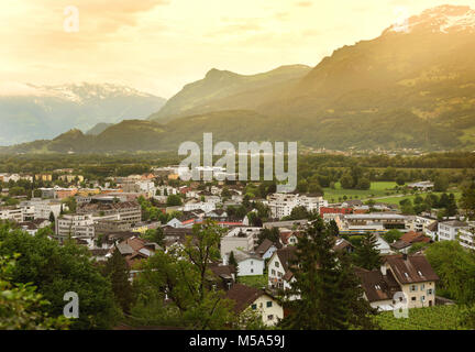 Vaduz, Liechtenstein Ansicht von oben. Vaduz ist die Hauptstadt von Liechtenstein und auch der Sitz des nationalen Parlaments. Stockfoto