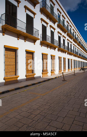 Campeche, Mexiko - Januar 31,2018: Typische koloniale Straße in Campeche, Mexiko. Historische Festungsstadt Campeche - UNESCO-Weltkulturerbe. Stockfoto