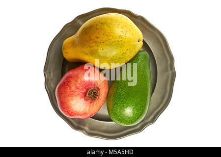 Exotische Früchte - Papaya, Mango, Granatapfel auf eine Metallplatte, zentral von oben auf weißem Hintergrund Stockfoto