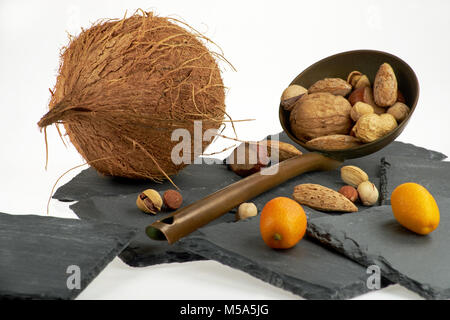 Nussig Snack, große Cola und andere Nüsse auf weißem Hintergrund Stockfoto