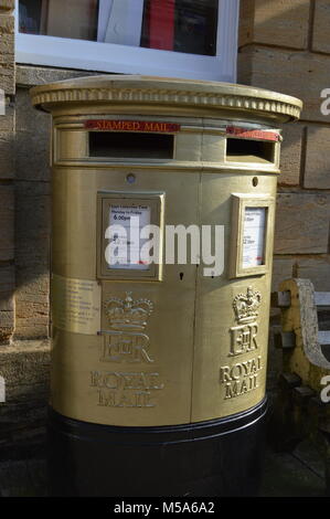 Classic Gold Postbox in Sherborne High Street zum Gedenken an olympischen Goldmedaille 2012 für Peter Wilson im Schießen Stockfoto