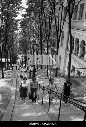 Frankreich, Paris, 18. arr, Montmartre, Besucher klettern Rue Foyatier Schritte bis zum Sacre Coeur 1970 s Stockfoto