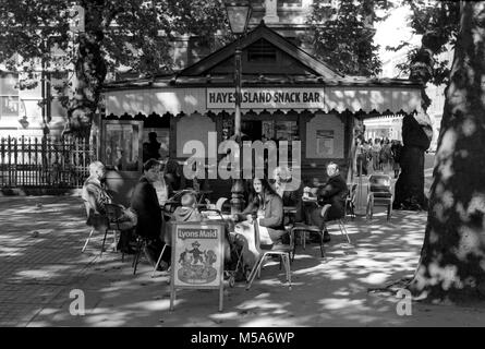Großbritannien, Wales, Cardiff, Stadtzentrum, Hayes, Kunden im Sonnenschein draußen Hayes Island Snack Bar 1970 s Stockfoto