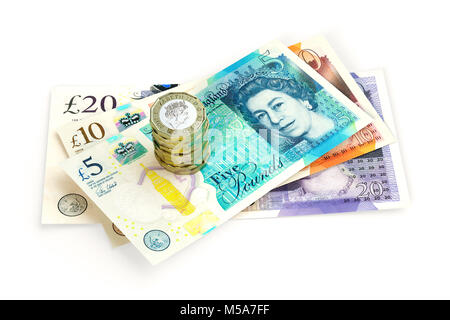 Altes britisches Geld - 2017 £20 £10 und £5 Pfundnoten Sterling im Nahaufnahme mit einem Stapel von £1 Ein-Pfund-Münzen Stockfoto