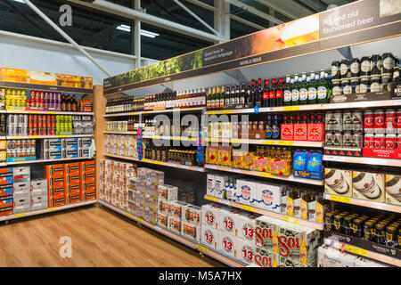 Bier, Bier, Apfelwein und anderen Alkohol auf Verkauf in einem Supermarkt, Großbritannien Stockfoto