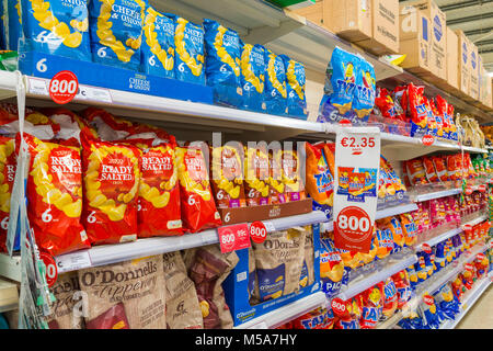 Kartoffelchips/Chips auf dem Display in einem Supermarkt Stockfoto