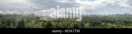 Lange Panoramablick auf Nebel über den grünen Bergen, Vermont, United States rolling Stockfoto