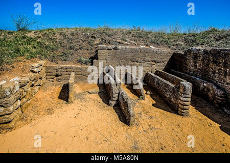 Italien, Toskana, Baratti Archeologica etruskischen Park, Archäologie, Grab von der Beerdigung Betten Stockfoto