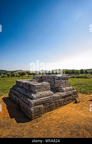 Italien, Toskana, Baratti Archeologica etruskischen Park, Archäologie, Nekropole. Cerbone Archäologie, Grab des Dachgeschoss cups Stockfoto