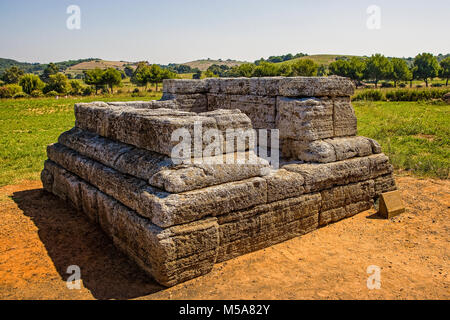 Italien, Toskana, Baratti Archeologica etruskischen Park, Archäologie, Nekropole. Cerbone Archäologie, Grab des Dachgeschoss cups Stockfoto