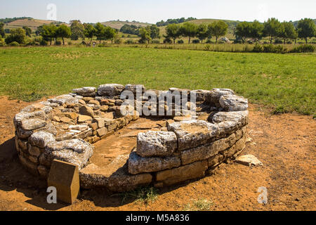 Italien, Toskana, Baratti Archeologica etruskischen Park, Archäologie, balsamarium Grab mit einem Krieger Kopf | Stockfoto