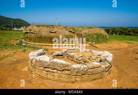 Italien, Toskana, Baratti Archeologica etruskischen Park, Archäologie, balsamarium Grab mit einem Krieger Kopf | Stockfoto