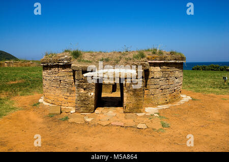 Italien, Toskana, Baratti Archeologica etruskischen Park, Archäologie, Grab von zylindrischen Pyxis Stockfoto