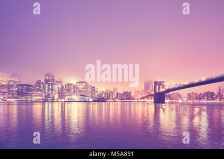 Farbe getonte Bild des Manhattan an einem nebligen Nacht, New York City, USA. Stockfoto