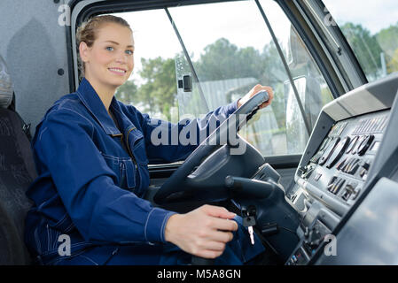 Frau im Fahrersitz von Lastkraftwagen Stockfoto