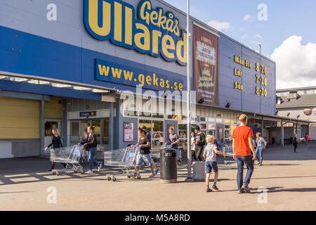 Wandern mit Shopping Carts auf den Eingang von GeKas in Ullared, 3. September 2017 Stockfoto