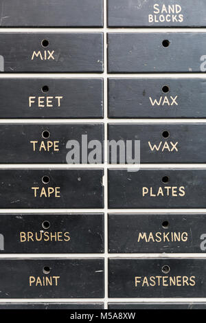 In der Nähe von Schwarzen Schubladen, die Auswahl der Hardware für Metall arbeiten. Stockfoto