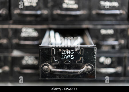 In der Nähe von Black Metal Schubladen, die Auswahl der Hardware für Metall arbeiten. Stockfoto