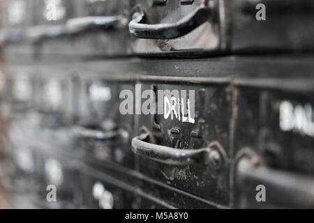 In der Nähe von Black Metal Schubladen, die Auswahl der Hardware für Metall arbeiten. Stockfoto