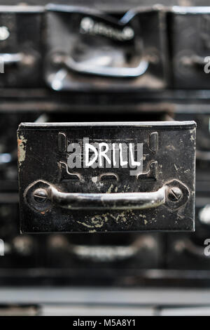 In der Nähe von Black Metal Schubladen, die Auswahl der Hardware für Metall arbeiten. Stockfoto