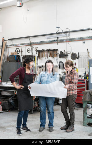 Drei Frauen, die in der Metallwerkstatt, die den technischen Entwurf. Stockfoto