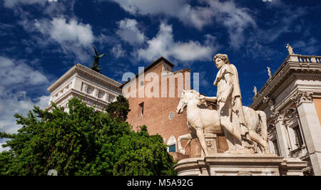 Kapitol Denkmäler mit Dioscurus antike römische Statue und Wolken, im historischen Zentrum von Rom Stockfoto