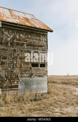 Einem alten, verlassenen Bauernhof mit hölzernen Schindeln Fliesen an den Wänden. Silbrig-grauen Farben. Stockfoto