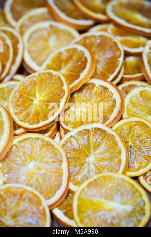 Hohen Winkel in der Nähe der Scheiben getrocknete Orangen. Stockfoto
