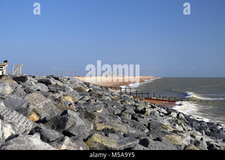 Meer Abwehr, mit Dungeness Kernkraftwerk im Abstand, Broomhill Sands, Rye, East Sussex, England, Großbritannien, USA, UK, Europa Stockfoto