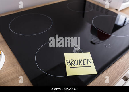 Hohe Betrachtungswinkel der Induktion Herd mit Haftnotizen Übersicht gebrochen Text Stockfoto