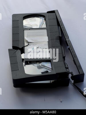 Eine alte VHS-Kassette, die nicht mehr zu reparieren (Tod des Home Video Konzept) zerstört wurde. Stockfoto