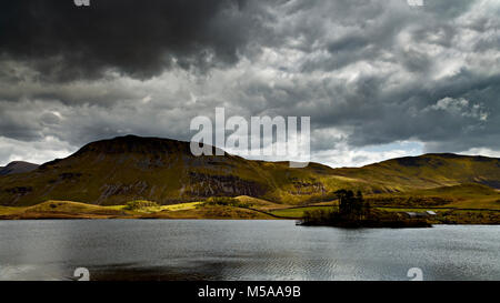 Cregennan Seen in Snowdonia unter stürmischen Himmel Stockfoto