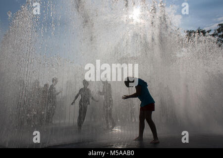 Kinder spielen im Brunnen Stockfoto