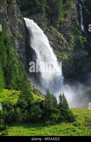 Stäubifall - 100 m, Alp Aesch, Uri, Schweiz Stockfoto