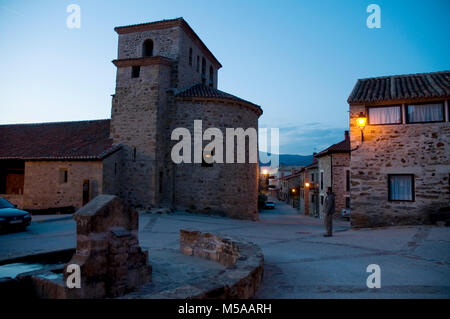 Straße, Nacht. Pradena del Rincon, Provinz Madrid, Spanien. Stockfoto