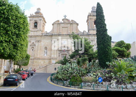 Vittoriosa, Malta - 31. Oktober 2017: Menschen zu Fuß vor der Stiftskirche St. Lawrence in Vittoriosa auf Malta Stockfoto