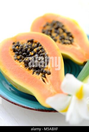 Papaya auf weißem Hintergrund Stockfoto