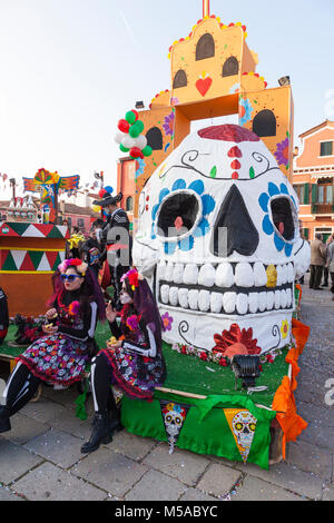 Der venezianische Karneval auf Burano, Venedig, Venetien, Italien ist mehr auf Familien ausgerichtet als im historischen Zentrum von Venedig mit modernen schwimmt und costum Stockfoto