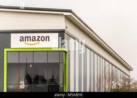 Northampton Großbritannien 23. Januar 2018: Amazon Logistik Markt logo Zeichen auf Lager Wand in Grange Park Industrial Stockfoto