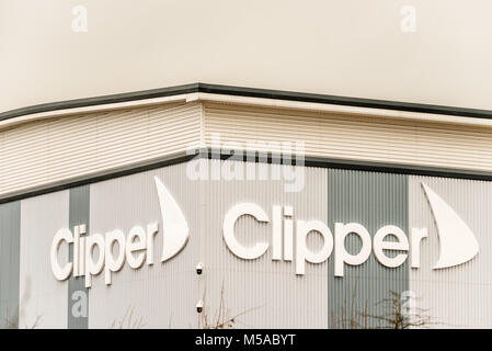 Northampton Großbritannien 23. Januar 2018: Clipper Logistik logo Zeichen auf Lager Wand in Grange Park Industrial Stockfoto