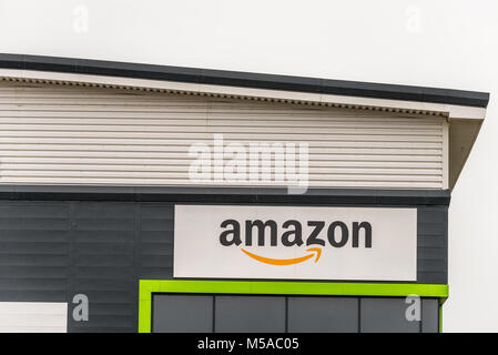 Northampton Großbritannien 23. Januar 2018: Amazon Logistik Markt logo Zeichen auf Lager Wand in Grange Park Industrial Stockfoto