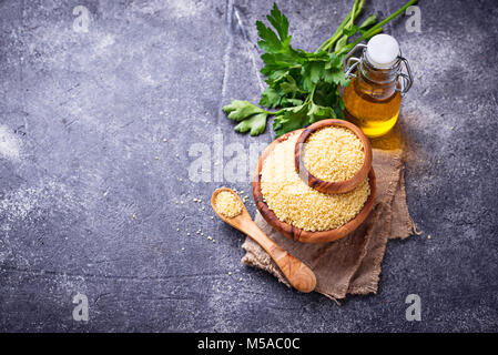 Couscous Getreide in Houten Stockfoto