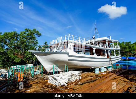 Arbeiter in der Werft. Werftindustrie, (Schiffbau) großes Schiff auf schwimmende Trockendock der Werft, der Insel Phu Quoc, Kien Giang, Vietnam Stockfoto